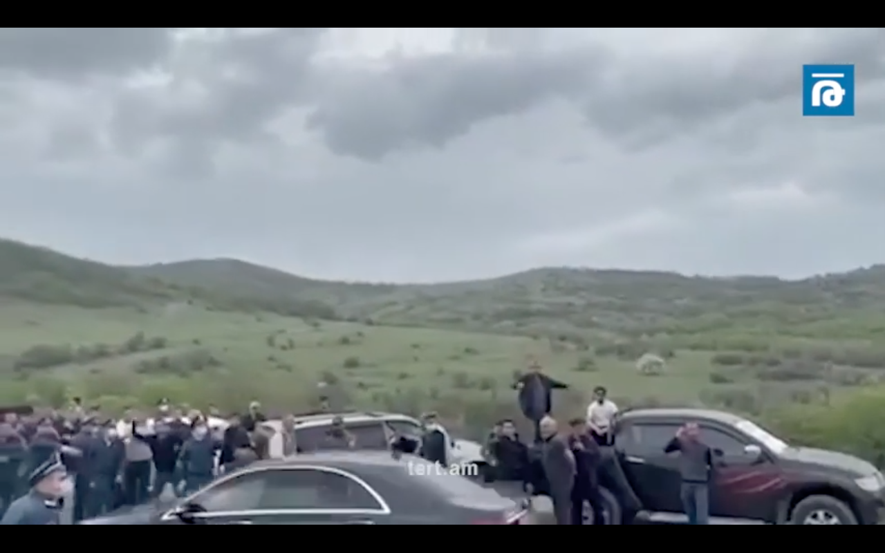 Շուռնուխցիները ձվերով հարվածում են Փաշինյանի ավտոշարասյանը. tert.am (տեսանյութ)