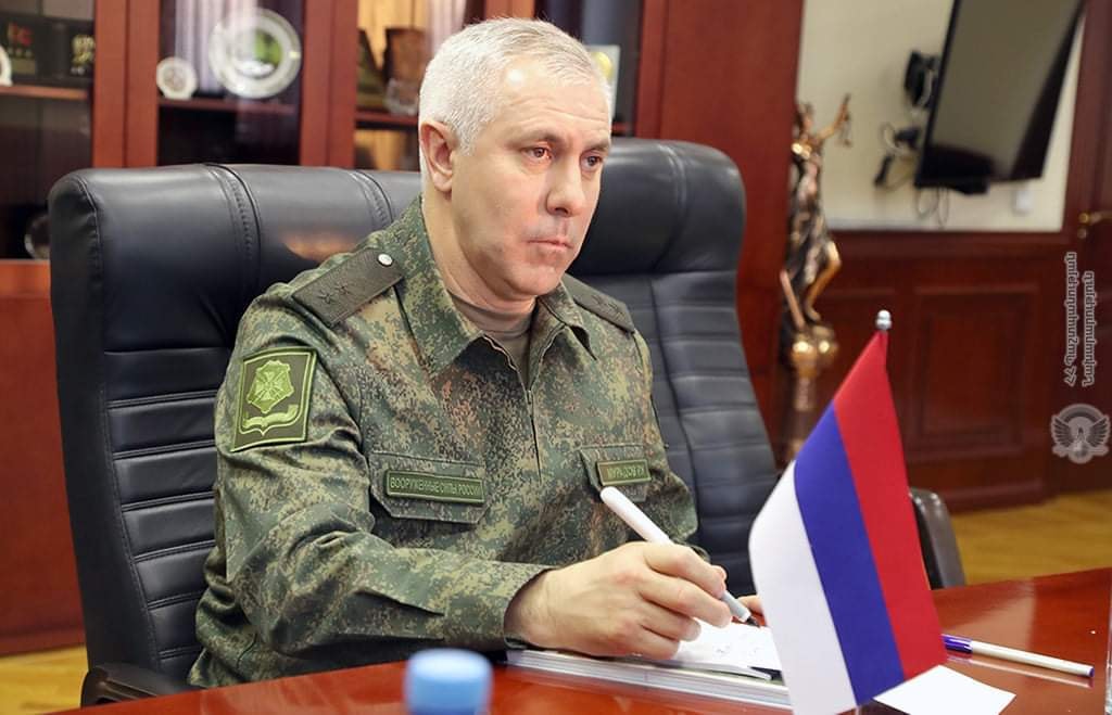 Ո՞ր պետության պետական դրոշի տակ է ներկայանում ՌԴ խաղաղապահ զորախմբի հրամանատար, գեներալ-լեյտենանտ Ռուստամ Մուրադովը