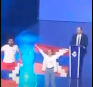 Արցախի դրոշը`  Բռնցքամարտի Եվրոպայի Առաջնության բացման արարողության բեմում. երիտասարդներին հեռացրեցին