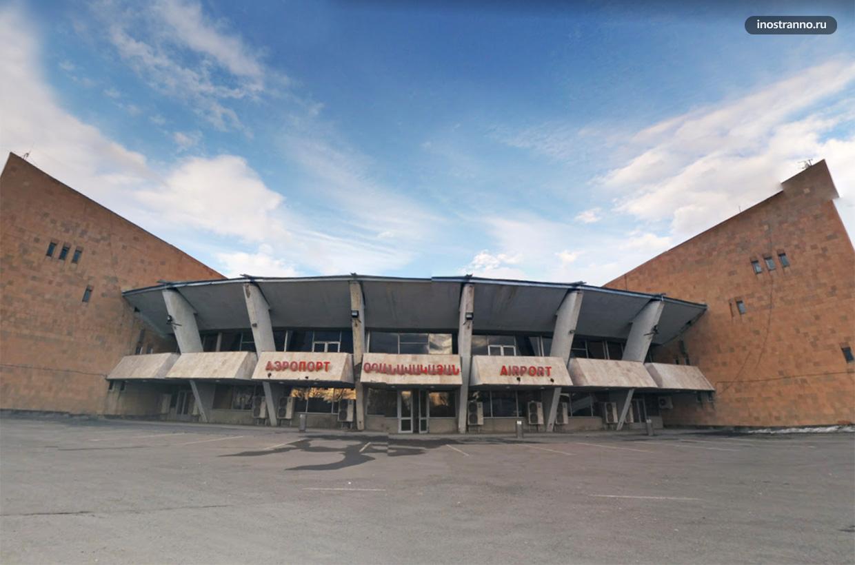 Տարհանումներ են Շիրակի օդանավակայանը եւ Գյումրիի կայարանը։ Ռումբի մասին ահազանգ է ստացվել։